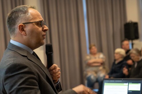 Bürgermeister Thomas Kerkhoff spricht auf Bürgerinformationsveranstaltung in Bocholt-Biemenhorst