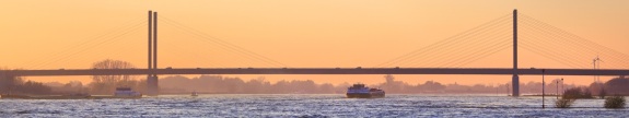 StadtRees_C.Buckstegen_Rheinansicht_mit_Rheinbrücke