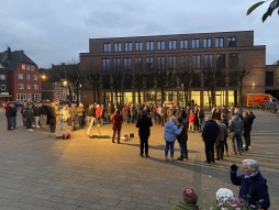 Engel der Kulturen 2024 1 Auf dem Benölkenplatz in Bocholt versammeln sich Menschen für ein religionsübergreifendes Friedensgebet.