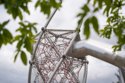  Der bereits vorhandene Kletterturm hat eine Rutsche bekommen. 