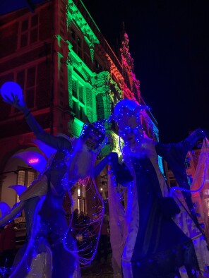 Stelzenlaeuferin_Lichtersonntag_Bocholt