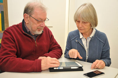 Senioren beraten über digitale Geräte