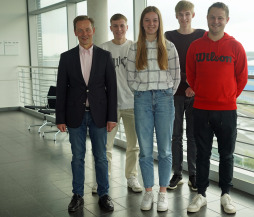Azubis 2023 Erster Stadtrat Thomas Waschki begrüßt die städtischen Auszubildenden (v.l.n.r.) Lars Roßmüller (Geomatiker), Pia Hustedde (Bauzeichnerin Tief- und Straßenbau), Cedric Keiten-Schmitz (Fachinformatiker Systemintegration) und Florian Döing (Fachinformatiker Systemintegration)