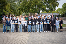  37 Jugendliche haben an der Gesamtschule Bocholt ihr Zertifikat zur Ausbildung als 'Erstwahl-Profi' erhalten.  