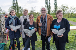 Zum Dank bekamen die Organisatorinnen eine \ Marjon Lettink und Ellis Koenders (Gemeinde Aalten), Jule Wanders (3. von links) und Petra Taubach (rechts) freuen sich über eine Walfluke im Kleinformat, die ihnen der Künstler Willi Landsknecht zum Dank überreicht hat.