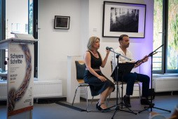 Ausstellungseröffnung Die Eröffnungsfeier wurde musikalisch von Sheyda Ghavami und Milad Mohammadi eingestimmt