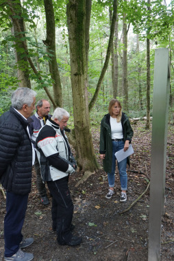  V.r.n.l.: Museumsleiterin Lisa Resing, Lauro Venturi, Giuseppe Ferrari und Dolmetscher Francesco Varone beim Besuch der Gedenkstätte im ehemaligen Bocholter Stadtwaldlager. Dort war der Vater von Venturi während des Zweiten Weltkriegs inhaftiert gewesen. 