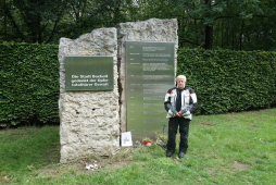  Lauro Venturi an der Gedenkstätte im Stadtwald 