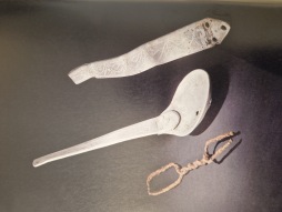 Modern Times: Austellungsstück aus Bocholter Stadtmuseum 2 Improvisiertes Besteck von Kriegsgefangenen aus dem ehemaligen Bocholter Gefangenenlager \