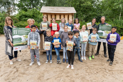  Schülerinnen und Schüler der Annette-von-Droste-Hülshoff-Grundschule nehmen die Bücher stellvertretend für ihre Mitschülerinnen und Mitschüler entgegen 