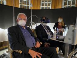  Bürgermeister Thomas Kerkhoff (Mitte) blickt mit einer VR-Brille in den Weltraum. 