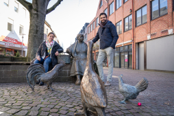Ein neues Huhn für die Eierfrau Fachbereichsleiterin Jule Wanders und Kulturmanager Oliver Brenn vom Fachbereich Kultur und Bildung freuen sich darüber, dass die \