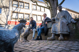 Ein neues Huhn für die Eierfrau Fachbereichsleiterin Jule Wanders und Kulturmanager Oliver Brenn vom Fachbereich Kultur und Bildung freuen sich darüber, dass die \