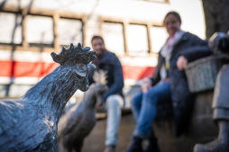 Ein neues Huhn für die Eierfrau Fachbereichsleiterin Jule Wanders und Kulturmanager Oliver Brenn vom Fachbereich Kultur und Bildung freuen sich darüber, dass die \