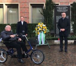  Am 9. November findet wieder ein Gedenken an die Opfer der Progromnacht 1938 statt. Auch Bürgermeister Thomas Kerkhoff (r.) und Josef Niebur (im Vordergrund) werden, wie hier im Vorjahr, teilnehmen. 