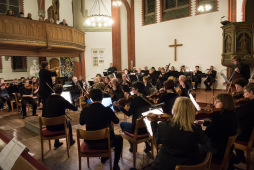  Orchster des colleguim musicum spielt im Altarraum der Christuskirche 