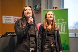  Freuen sich auf den Start des Sommersemesters 2026: Jennifer Engels (links), Leiterin der Jungen Uni Bocholt und Isabel Testroet (rechts), Geschäftsbereichsleitung VHS und Junge Uni.  