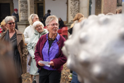  Bocholts stellvertretende Bürgermeisterin Gudrun Koppers eröffnete die besondere Kunstaktion 
