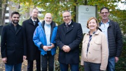  Freuen sich über die neue Informationstafel auf dem Jüdischen Friedhof (v.l.n.r.): Oliver Brenn (Geschäftsbereichsleiter Kultur und Archiv), Erster Stadtrat und Kulturdezernent Björn Volmering, Sharon Fehr (Jüdische Gemeinde Münster), Bürgermeister Thomas Kerkhoff, Renate Volks-Kuhlmann (Leiterin des Stadtarchivs) und Andreas Euting (Grünflächenunterhaltung).  