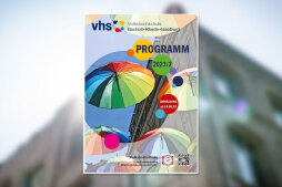  Das Deckblatt des neuen VHS-Programms 