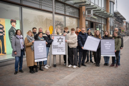  Schülerinnen und Schüler des Mariengymnasiums gemeinsam mit (von links) Schulleiterin Ruth-Maria Sonntag, Museumsleiterin Lisa Merschformann, Geschäftsbereichsleiter Oliver Brenn (Kultur und Archiv), Fachbereichsleiterin Jule Wanders, Rainer Heeke sowie Bürgermeister Thomas Kerkhoff (dunkelblaue Jacke) und Lehrer Klaus Kohlgrüber. (Foto: Stadt Bocholt) 