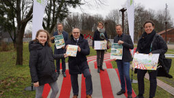 Bokeltje 1 Geburtstagskind Lotta bekommt die allererste Ausgabe des Kinderbuchs \