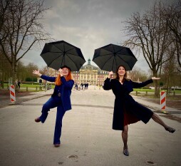  Die Schauspielerinnen Carola v. Seckendorff und Cornelia Kupferschmid begleiten den ersten Bocholter Kulturspaziergang. 