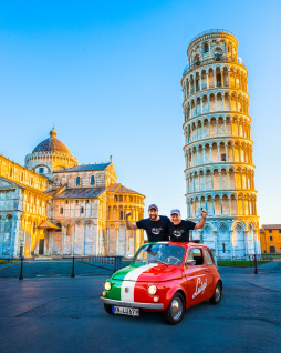 Luigi_Vortrag_VHS.jpg Gereon Roemer, Martin Buschmann und Luigi. Drei Hauptakteure in einem abenteuerlichen Roadtrip durch Italien, der von landschaftlichen Highlights, Hürden und Strapazen aber auch von vielen Glücksmomenten erzählt.