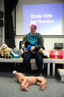  In einem 1. Hilfeseminar für Hundefreunde übt Expertin Britta Günther mit den Teilnehmenden die Reanimation mit einem Hunde-Dummy. 