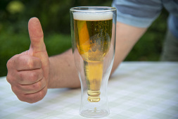  In einem VHS-Tasting-Seminar  stellt Stefan Weikamop untergärige Biere und ihre Herstellungsverfahren vor.   