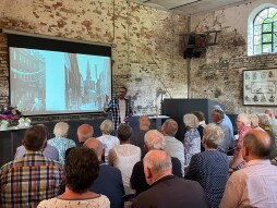  Der Vortrag des Bocholter Historikers Dr. Marius Lange zog auf Hof Tangerding viele Besucherinnen und Besucher an. 