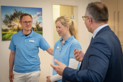  Bürgermeister Kerkhoff freut sich, dass die allgemeinmedizinische Versorgung in Bocholt durch Franziska Badrow gestärkt wird. Sie ist in der Praxis von Dr. Enno Meyer tätig. 