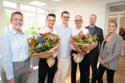 Generationenwechsel in Bocholter Hausarztpraxis Freuen sich über den gelungenen Generationswechsel in der hausärztlichen Praxis (v.l.n.r.): Lisa Knuf, Dr. Simon Tempel, Dr. Stefan Vriesen, Dr. Wilhelm Vriesen, Björn Volmering und Sarah Underberg.