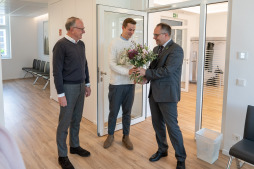  Bürgermeister Thomas Kerkhoff gratuliert Dr. Stefan Vriesen (mitte) und seinem Vater Dr. Wilhelm Vriesen 
