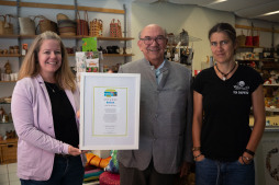 Die Stadt Bocholt wurde erneut als Fairtrade-Stadt rezertifiziert. Susan Bähring vom Büro des Bürgermeisters überreicht die Urkunde an Bernd Galluschke (Vorstand) und Susanne Schmeing (Ehrenamtlerin) vom Arbeitskreis Eine Welt Bocholt e.V.