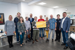 Weitere Bürgerinnen und Bürger erhielten jetzt ihre Ehrenamtskarten von Bürgermeister Thomas Kerkhoff (5. von links), Nina Kremer vom Fachbereich Soziales (links) und Rainer Howestädt von der Freiwilligenagentur (rechts). Weitere Bürgerinnen und Bürger erhielten jetzt ihre Ehrenamtskarten von Bürgermeister Thomas Kerkhoff (5. von links), Nina Kremer vom Fachbereich Soziales (links) und Rainer Howestädt von der Freiwilligenagentur (rechts).