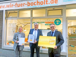 600. Ehrenamtskarte an Peter Heimbrock Bürgermeister Thomas Kerkhoff (r.) überreicht die 600. Bocholter Ehrenamtskarte an Peter Heimbrock. Auch Nina Kremer, Leiterin des zuständigen städtischen Geschäftsbereichs, gratuliert.