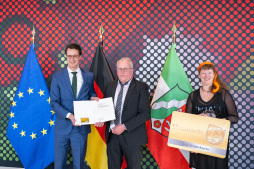 Jubiläums-Ehrenamtskarte für Leo Engenhorst Ministerpräsident Hendrik Wüst (links) überreicht gemeinsam mit Staatssekretärin Andrea Milz die Jubiläums-Ehrenamtskarte an den Bocholter Leo Engenhorst.