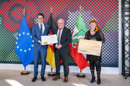 Jubiläums-Ehrenamtskarte für Leo Engenhorst Ministerpräsident Hendrik Wüst (links) überreicht gemeinsam mit Staatssekretärin Andrea Milz die Jubiläums-Ehrenamtskarte an Leo Engenhorst.