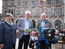  Petra Taubauch, Europabeauftragte der Stadt, und Michael Wiesmann, stellvertretender Bürgermeister, begrüßten Oliver Trelenberg bei seiner Ankunft am historischen Rathaus.  