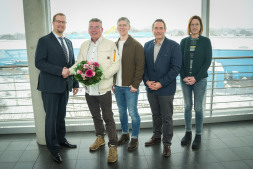 Verabschiedung vom Ehrenamtskoordinator Rainer Howestädt Ehrenamtskoordinator Rainer Howestädt (2. von links) verlässt die Stadt Bocholt. Von ihm verabschieden sich Bocholts Erster Stadtrat Björn Volmering (links) sowie (von rechts) Sabine Kürten (stv. Fachbereichsleiterin Soziales), Max Benda (Fachbereichsleiter Soziales) und Christian Tewiele (Geschäftsbereichsleiter Ehrenamt, Senioren, Betreuung und Rente).
