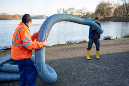 Durch dicke Schläuche wird später das Wasser vom Grund an die Oberfläche gepumpt