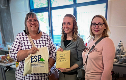 Abfallberaterin Petra Tacke überreicht die Spende an den Verein 'Helfende Hände e. V.' Abfallberaterin Petra Tacke überreicht die Spende an den Verein 'Helfende Hände e. V.'