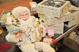 Vorweihnachtliche Spermüllbörse des ESB Weihnachtsartikel bei der Sperrmüllbörse