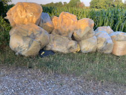  Zahlreiche Säcke mit Dämmwolle liegen am Wegesrand in Mussum 