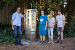 Die Grablicht-Automaten von Büngern Technik stehen nun an zwei Standorten am Bocholter Friedhof Andreas Euting (von links) von der Bocholter Friedhofsverwaltung begutachtet einen der neuen Automaten gemeinsam mit David Höckel, Marlies Knuf (Gruppenleitung) sowie Joel Deckers von der Bürgern-Technik.