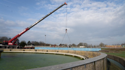 Abtransport der Räumerbrücke am Klärwerk Ein Spezialkran hebt die Räumerbrücke aus dem Nachklärbecken.