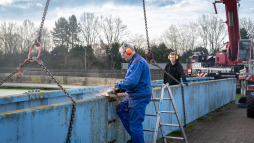 Demontage der Räumerbrücke Zum Abtransport wird die 28 Meter lange Brücke in zwei Teile geteilt.