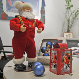  Singender Nikolaus, blaue Weihnachtskugeln, ein Windlicht, Tassen u.v.m. bietet die städtische Abfallberatung bei der Sperrmüllbörse. 