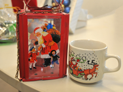  Windlicht und Tasse mit weihnachtlichen Motiven, das und vieles mehr gibt es auf der Sperrmüllbörse am 25. November. 